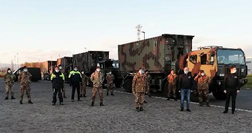 Il vicegovernatore Riccardo Riccardi al momento della partenza dei volontari e dei militari diretti a Zagabria per la missione di aiuto alla popolazione colpita dal terremoto.