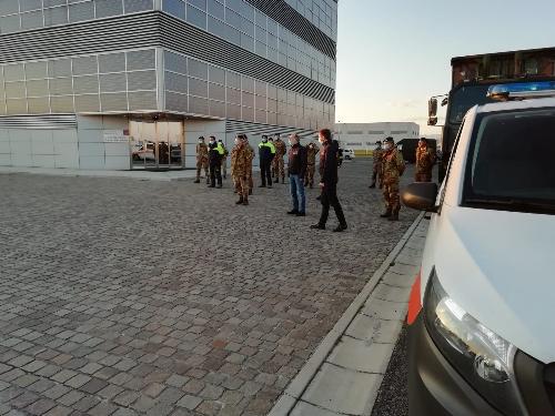 Il vicegovernatore Riccardo Riccardi al momento della partenza dei volontari e dei militari diretti a Zagabria per la missione di aiuto alla popolazione colpita dal terremoto.