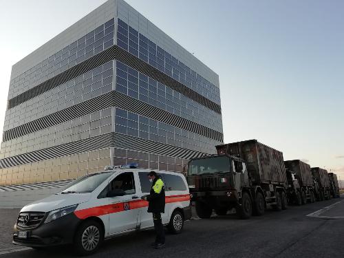 Il vicegovernatore Riccardo Riccardi al momento della partenza dei volontari e dei militari diretti a Zagabria per la missione di aiuto alla popolazione colpita dal terremoto.