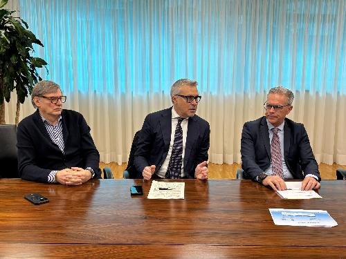 L'assessore regionale Bini alla presentazione a Udine del nuovo strumento per gli artigiani con il presidente della Camera di commercio Pn-Ud e vicepresidente nazionale Confcommercio Giovanni Da Pozzo e il direttore di Confidi Friuli Stefano Bravo