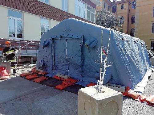I volontari al lavoro per rafforzare tende triage nel Dipartimento di prevenzione di Trieste