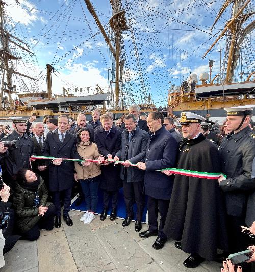 Il momento del taglio del nastro che segna il rientro della Vespucci in Italia e l'avvio del nuovo tour nel Mediterraneo