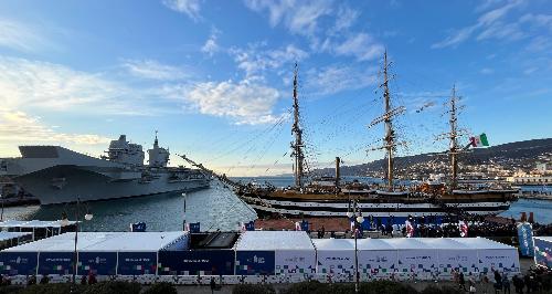 L'Amerigo Vespucci ormaggiata accanto alla Trieste