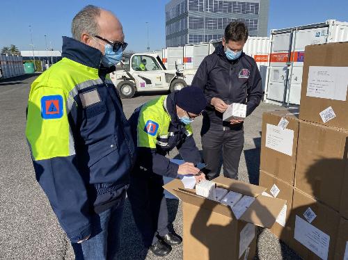 Il vicegovernatore del Friuli Venezia Giulia  Riccardo Riccardi, durante la consegna di mascherine alla Protezione Civile