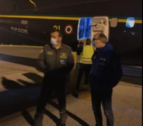 Il vicegovernatore del Friuli Venezia Giulia, Riccardo Riccardi, durante il caricamento dei presidi sanitari in aiuto della Sardegna sull'aereo della Guardia di Finanza.