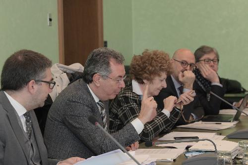 L'assessore regionale alle Infrastrutture e Territorio, Graziano Pizzimenti (al centro), in una foto d'archivio durante una seduta di Giunta regionale