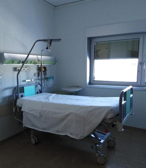 Uno dei posti letto del reparto di medicina d'urgenza dell'Ospedale di Cattinara a Trieste.