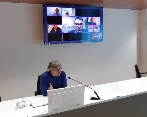 Gli assessori regionali alle Attività produttive e al Turismo, Sergio Emidio Bini, e alle Autonomie locali, Pierpaolo Roberti, durante la videoconferenza con le categorie economiche.