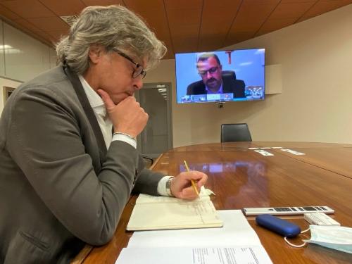 L'assessore regionale alle Attività produttive e Turismo Sergio Emidio Bini durante la videoconferenza