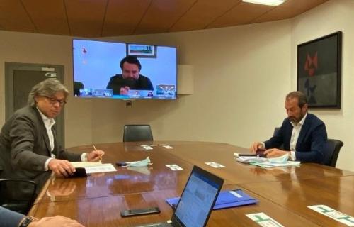 L'assessore regionale alle Attività produttive e Turismo Sergio Emidio Bini e il direttore generale di PromoturismoFVG Lucio Gomiero durante la videoconferenza