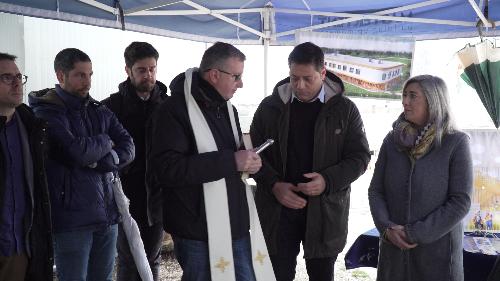 L'assessore regionale Cristina Amirante, a destra,  all'avvio dei lavori di costruzione della nuova scuola di Aviano