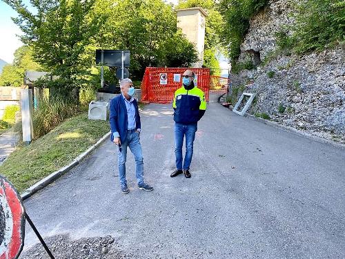 Il vicegovernatore e assessore alla Protezione civile, Riccardo Riccardi, durante il sopralluogo al cantiere di Cavazzo Carnico con il sindaco Gianni Borghi.