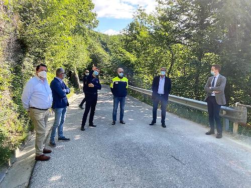 Il vicegovernatore e assessore alla Protezione civile, Riccardo Riccardi, durante il sopralluogo al cantiere di Cavazzo Carnico con il sindaco Gianni Borghi. 