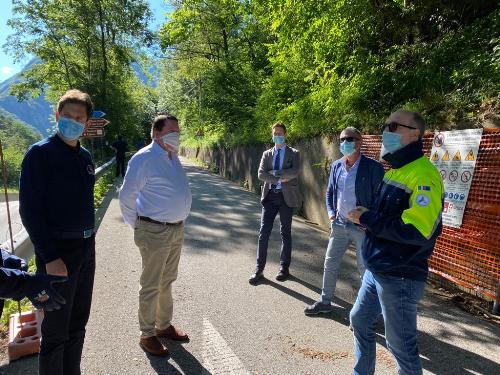 Il vicegovernatore e assessore alla Protezione civile, Riccardo Riccardi, durante il sopralluogo al cantiere di Cavazzo Carnico con il sindaco Gianni Borghi. 