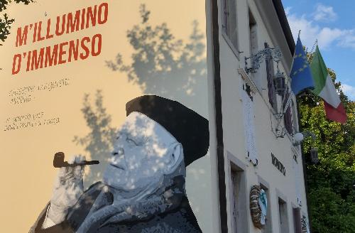 Il murale raffigurante Ungaretti sulla facciata del palazzo municipale di S. Maria la Longa