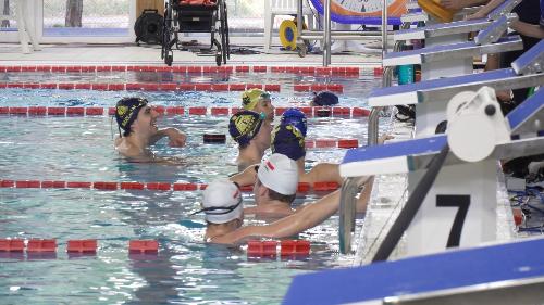 Gli atleti durante le fasi preparatorie della Coppa del Mondo di nuoto Paralimpico