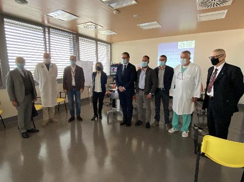 Foto di gruppo tra i presenti alla cerimonia di consegna dell'ecografo all'ospedale di San Daniele