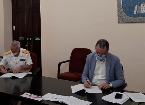 L'assessore regionale alle Infrastrutture Graziano Pizzimenti e l'ammiraglio Luca Sancilio, comandante della guardia Costiera di Trieste, durante la firma della convenzione