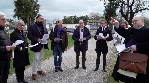 Il vice governatore Mario Anzil e l'assessore Barbara Zili con la delegazione pugliese durante la visita alla Basilica di Aquileia