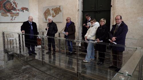 Il vice governatore Mario Anzil e l'assessore Barbara Zili con la delegazione pugliese durante la visita alla Basilica di Aquileia