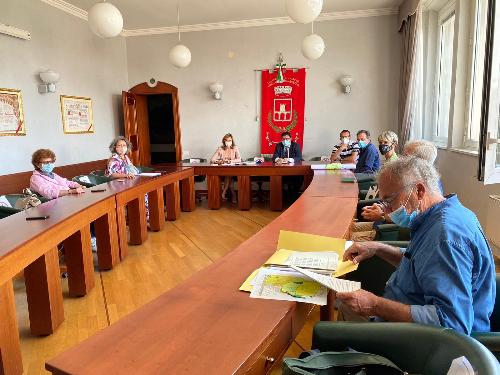 L'assessore regionale alla Cultura, Tiziana Gibelli, durante l'incontro nel Comune di Duino Aurisina per fare il punto sull'area del Villaggio del Pescatore.

