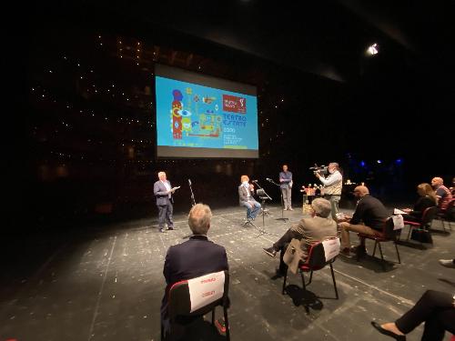 L'assessore Gibelli alla presentazione della stagione teatrale estiva sul palco del Nuovo 'Giovanni da Udine' 