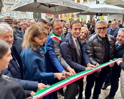 Il momento del taglio del nastro