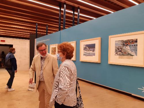 L'assessore regionale alla Cultura Tiziana Gibelli in visita alla mostra sul pittore autodidatta Angiolino nella barchessa di Villa Manin a Passariano con il curatore Dino Barattin