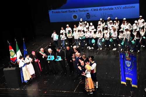 I Presidenti Mattarella e Pahor sul palco del Teatro Verdi con il premio Ss. Ilario e Taziano