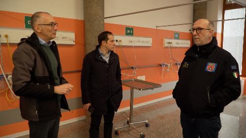 L'assessore regionale Riccardo Riccardi, a destra, durante il sopralluogo nel Pronto soccorso dell'ospedale di San Daniele