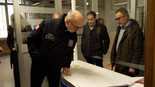 L'assessore Riccardo Riccardi mentre vengono illustrati i progetti di ampliamento e adeguamento dell'ospedale di San Daniele