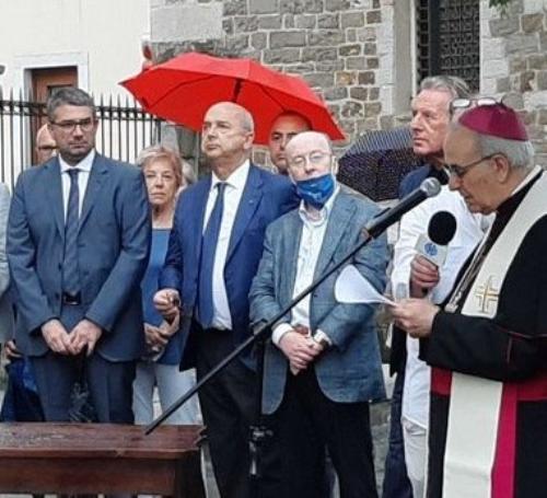 Gli assessori regionali Pierpaolo Roberti, primo da sinistra nella foto, e Fabio Scoccimarro dietro al vescovo Gianpaolo Crepaldi