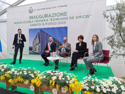 L'assessore regionale all'Istruzione, Alessia Rosolen, seconda da destra, all'inaugurazione della scuola primaria De Amicis a San Giorgio della Richinvelda