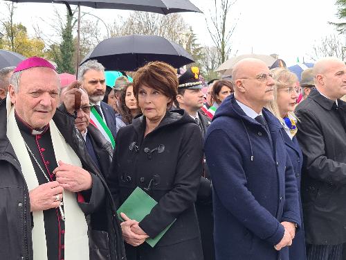 L'assessore Alessia Rosolen, al centro, in un momento dell'inaugurazione della nuova scuola