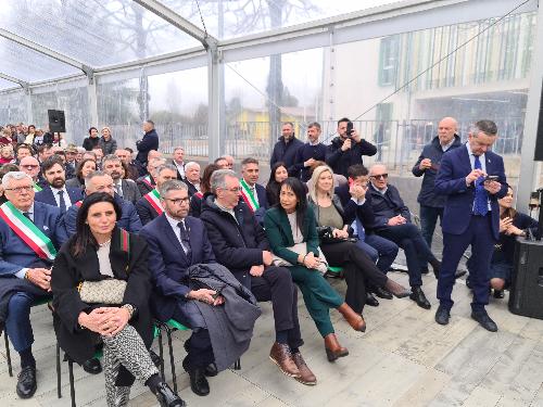 L'assessore regionale alle Infrastrutture, Cristina Amirante, seconda da destra, durante l'inaugurazione della scuola primaria di San Giorgio della Richinvelda