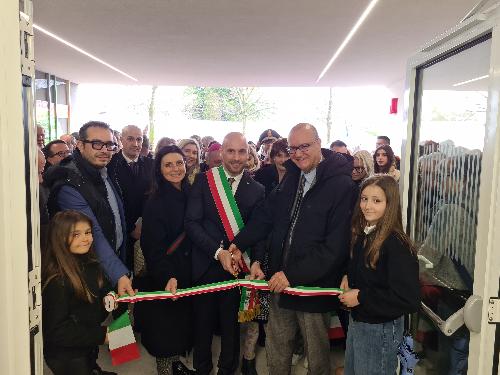 Il taglio del nastro della nuova scuola con il sindaco Michele Leon e il ministro dell'Istruzione e del merito Giuseppe Valditara
