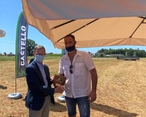 L'assessore regionale alle Risorse agroalimentari, forestali e ittiche, Stefano Zannier conferisce un premio a un'azienda