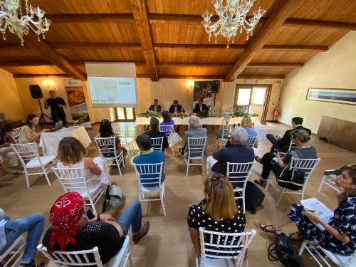 Una fase della conferenza stampa svoltasi a Castelvecchio 