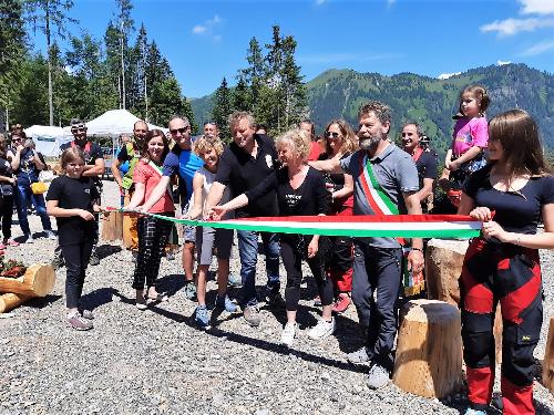 Il taglio del nastro della Zipline a Sauris alla presenza dell'assessore regionale alle Finanze Barbara Zilli