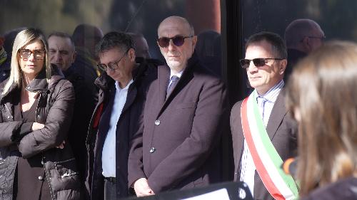 L'assessore regionale alla Salute Riccardo Riccardo, al centro, con il sindaco di Porcia, Marco Sartini, davanti al municipio per la Giornata delle vittime del Covid-19