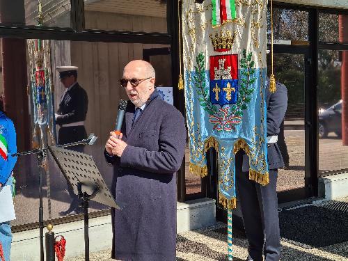 L'assessore Riccardo Riccardi durante il suo intervento, a Porcia, alla Giornata in memoria delle vittime della pandemia da Covid-19