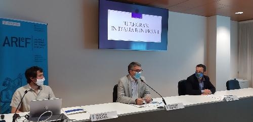 L'assessore regionale alle Autonomie locali e lingue minoritarie, Pierpaolo Roberti, assieme al presidente dell'Arlef, Eros Cisilino (a destra) e al coordinatore del gruppo di lavoro per il progetto Telegram in friulano, Martino Buchini - Udine, 15 luglio 2020.