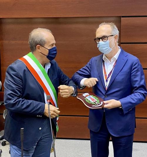 Il vicegovernatore del Friuli Venezia Giulia, Riccardo Riccardi, con il sindaco di Castelsantangelo (Macerata); Mauro Falcucci, nella sede della Protezione civile di Palmanova. 