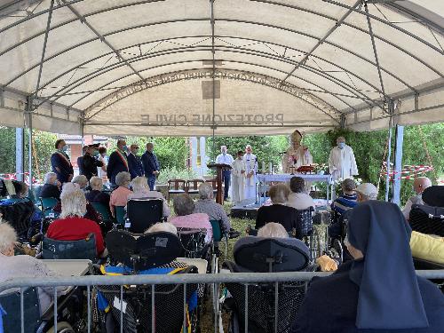 Un momento della funzione religiosa officiata dall'Arcivescovo di Udine, monsignor Andrea Bruno Mazzocato, alla casa di riposo di Mortegliano in memoria delle vittime del Covid-19, alla quale ha partecipato il vicegovernatore Riccardo Riccardi. 