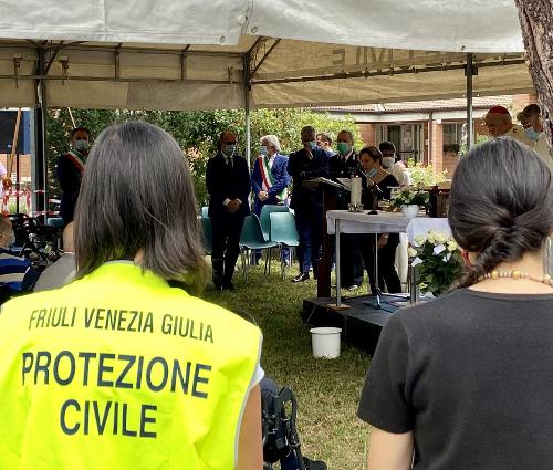 Un momento della funzione religiosa officiata dall'Arcivescovo di Udine, monsignor Andrea Bruno Mazzocato, alla casa di riposo di Mortegliano in memoria delle vittime del Covid-19, alla quale ha partecipato il vicegovernatore Riccardo Riccardi.