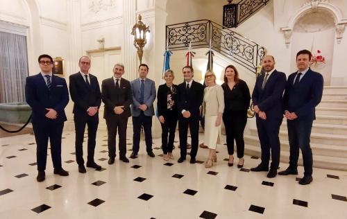 L'assessore regionale alle Finanze Barbara Zilli (al centro con il governatore della Lombardia Fontana) durante il ricevimento della delegazione friulana a Buenos Aires