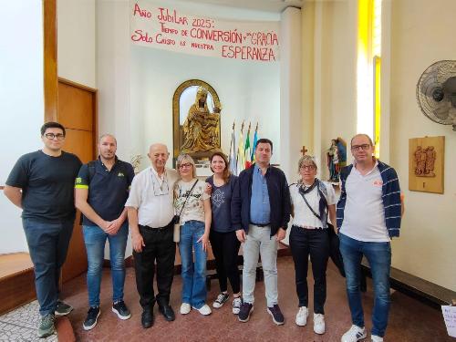L'assessore regionale alle Finanze Barbara Zilli con la delegazione friulana a Castelmonte (Argentina) davanti all'omonima effige della Madonna