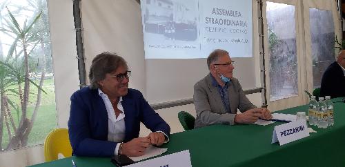 L'assessore alle Attività produttive e turismo, Sergio Emidio Bini, con il presidente delle Pro Loco Fvg, Valter Pezzarini, all'assemblea straordinaria del Comitato regionale delle Pro Loco del Friuli Venezia Giulia - Tavagnacco, 18 luglio 2020.