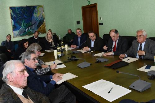 L'assessore regionale Cristina Amirante (a capotavola) presiede il Comitato per l’istituzione dell’archivio storico del terremoto e della ricostruzione