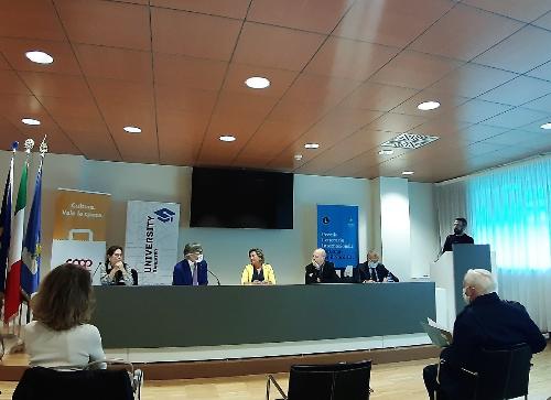 Nella foto: l'assessore regionale Sergio Emidio Bini alla presentazione della terna dei vincitori del Premio letterario internazionale Latisana per il Nord-Est